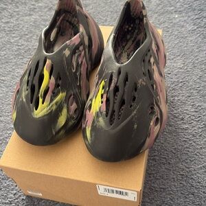 Yeezy Foam Runner Carbon!
